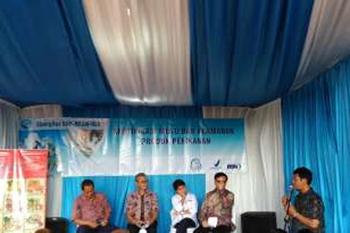 Acara kunjungan Badan Standardisasi Nasional (BSN), Badan POM dan Kementerian Kelautan dan Perikanan ke Usaha Kecil Menengah olahan ikan di Sawangan, Depok, Jawa Barat, Rabu (26/10/2016).