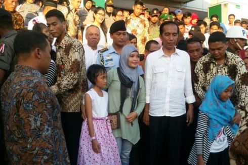 Jokowi Beli Baju Takbiran di Plaza Andalas Padang