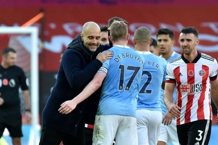 Pep Guardiola, Manajer Manchester City berinteraksi dengan Kevin De Bruyne dari Manchester City setelah pertandingan Liga Premier antara Sheffield United dan Manchester City di Bramall Lane pada 31 Oktober 2020 di Sheffield, Inggris.