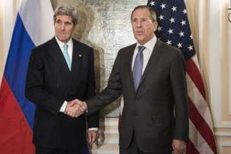 Menlu AS John Kerry (kiri) dan Menlu Rusia Sergei Lavrov (kanan).