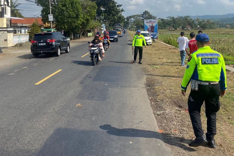 Polisi melakukan olah TKP kecelakaan mobil vs motor di jalan raya Kebokura, Kecamatan Sumpiuh, Kabupaten Banyumas, Jawa Tengah, Minggu (26/5/2024).