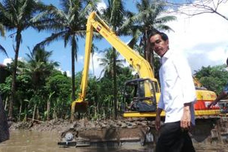 Gubernur DKI Jakarta Joko Widodo saat meninjau pembangunan Waduk Brigif, Cipedak, Jakarta Selatan, Kamis (24/42014).