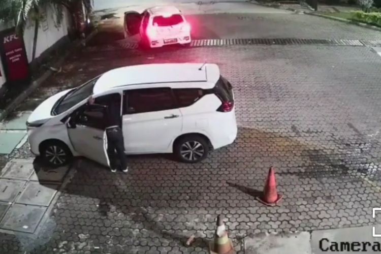 Tangkapan layar akun instagram @westjurnalpalma terkait rekaman CCTV pencurian barang-barang dari sebuah mobil yang terparkir di sebuah pom bensin di Jalan S Parman, Palmerah, Jakarta Barat, dicuri pada Sabtu (20/3/2021) malam.