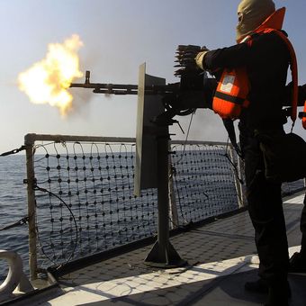 Personel Angkatan Laut Iran saat melakukan latihan militer Velayat-90 di Selat Hormuz pada 1 Januari 2012.