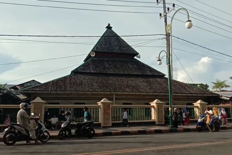 Masjid Jami Palopo dibangun 1604 masehi pada masa Datu Luwu ke - 15 La Patiware, kini masjid tersebut yang letaknya di jalan Andi Djemma Kota Palopo, Kecamatan Wara Utara, Kota Palopo.