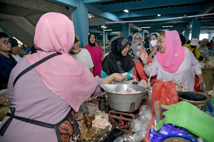 Wali Kota Semarang Hevearita Gunaryanti Rahayu saat berkunjung ke pasar tradisional untuk memantau harga bahan pangan, Rabu (19/4/2023).

