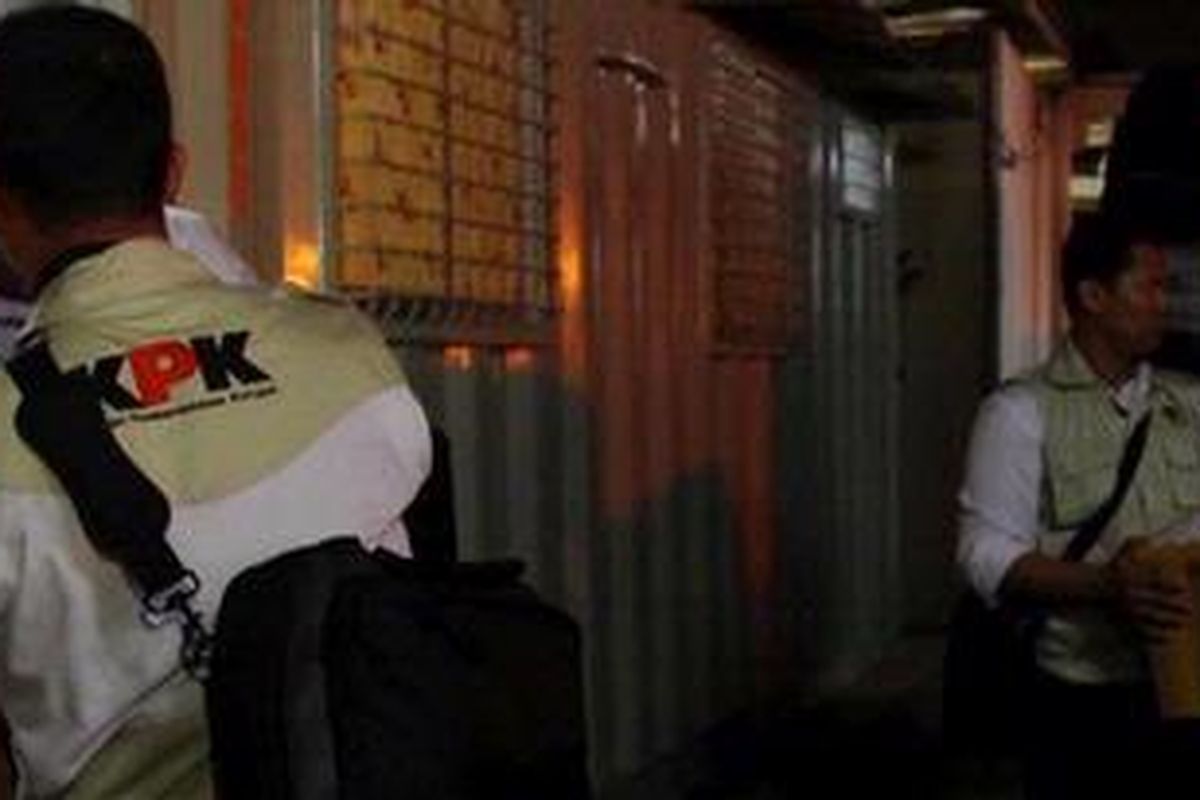 Sita Dokumen  -Sejumlah tim dari Komisi Pemberantasan Korupsi (KPK), Selasa (31/7/2012) malam membawa puluhan kardus berisi dokumen dari kantor Korps Lalu Lintas Mabes (Korlantas) Polri di Jalan MT Haryono, Jakarta ke Kantor KPK, Jakarta.  Puluhan kardus berisi berkas-berkas penting tersebut,  akan menjadi barang bukti KPK untuk tahap penyidikan dalam kasus korupsi pengadaan peralatan simulator pembuatan SIM kendaraan bermotor tahun 2011.   