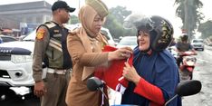 Menjelang HUT Ke-78 RI, Pemkot Metro Bagikan Ratusan Bendera Merah Putih kepada Masyarakat