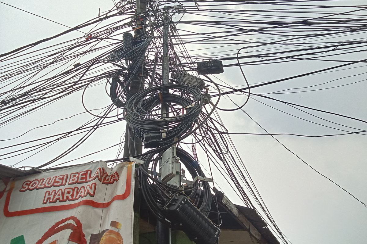 Warga Keluhkan Semrawutnya Kabel di Rawa Buaya
