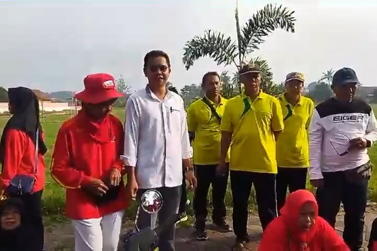 Kepala Desa Semboro Kabupaten Jember Antoni saat membubarkan kegiatan senam di lapangan desa, Jumat (4/10/2024) pagi.