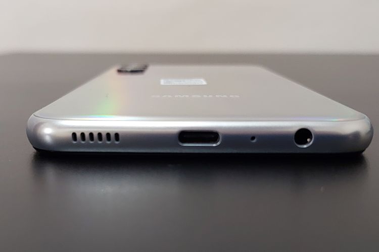 Bagian bawah Samsung Galaxy M34 5G diramaikan oleh lubang speaker, mikrofon, port USB-C, dan colokan audio 3,5 mm.



