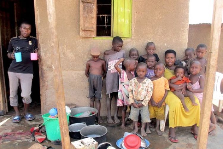 Beginilah kondisi sebagian anak-anak Mariam Nabatanzi, seorang perempuan asal Uganda. Dia memiliki 44 orang anak dengan anak tertuanya berusia 23 tahun (berdiri di kiri).