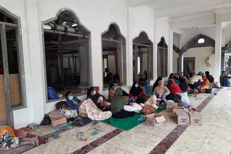 Warga Desa Supit Urang, Kecamatan Pronojiwo, Kabupaten Lumajang, Jawa Timur, mengungsi ke Masjid Nurul Jadid akibat awan panas guguran Gunung Semeru, Minggu (5/12/2021).