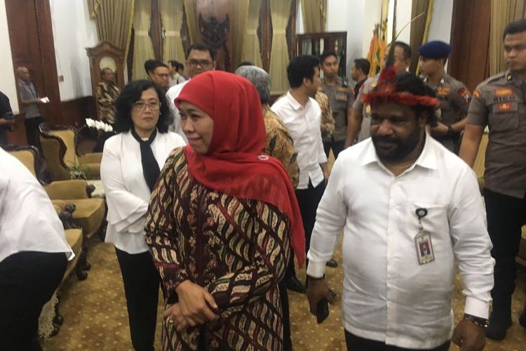 Ketua Lembaga Masyarakat Adat Tanah Papua, Lenis Kagoya (kanan) bersama Gubernur Jatim Khofifah Indar Parawansa di Gedung Negara Grahadi Surabaya, Selasa (20/8/2019)