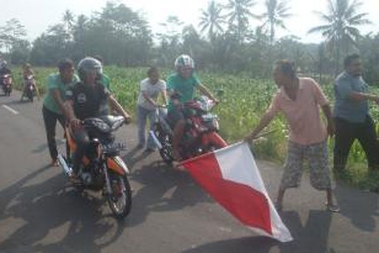 Lomba mendorong sepeda motor oleh pemuda-pemuda Dusun Kayupuring, Desa Banyusari, Kecamatan Grabag, Kabupaten Magelang, untuk kritisi kebijakan pemerintah soal pembatasan BBM bersubsidi, Jumat (29/8/2014).
