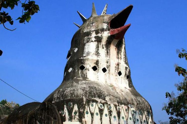 Bagian depan dari bangunan Gereja Ayam di Bukit Menoreh, Magelang, Jawa Tengah yang berbentuk mirip kepala ayam atau kepala burung merpati.