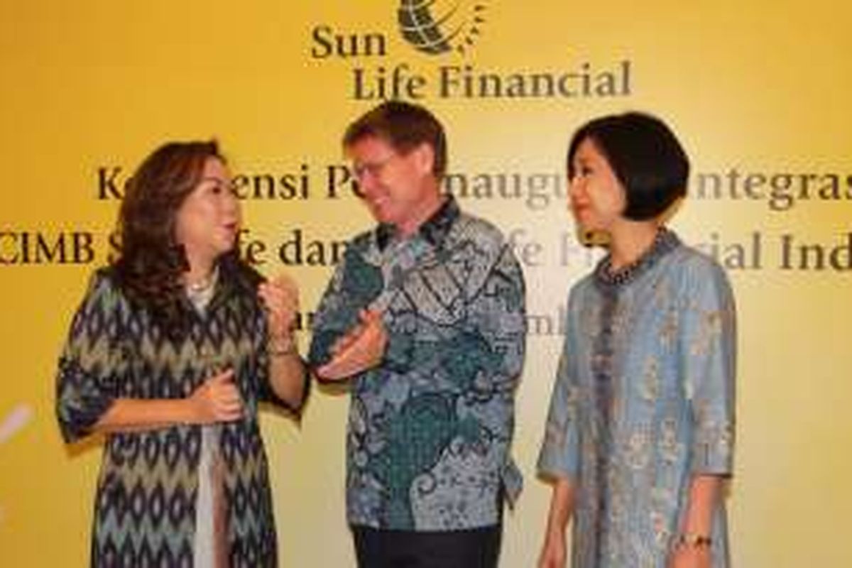 Presiden Sun Life Financial Asia Kevin Strain (tengah) berbincang dengan Presiden Direktur Sun Life Financial Indonesia Elin Waty (kiri) dan Presdir CIMB Sun Life Vivien Kusumowardhani sebelum konfrensi pers tentang pengalihan portofolio pertanggungan dan karyawan PT CIMB Sun Life ke Sun Life, di Jakarta, Kamis (15/9). Pengambilalihan 51% saham CIMB Sun Life dari mitra jangka panjangnya CIMB Group, pada awal tahun ini. Kini, keseluruhan bisnis telah bersatu di bawah merek dagang Sun Life, termasuk layanan operasional. 