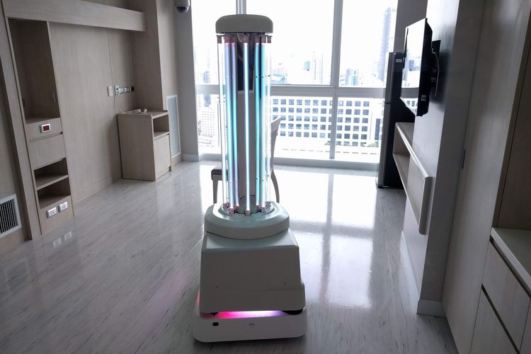 UVD Robots, robot yang memancarkan sinar ultraviolet (UV) untuk membunuh virus corona di ruangan. Produsen robot ini berbasis di Denmark, dan telah berpengalaman saat menangani wabah MERS.