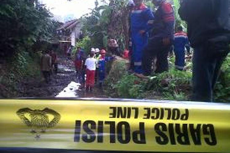 Warga Kampung Warung Desa Kamulyan Kecamatan Manonjaya Kabupaten Tasikmalaya mendatangi lokasi kebocoran pipa Pertamina akibat khawatir meledak, Selasa  (21/10/2014).