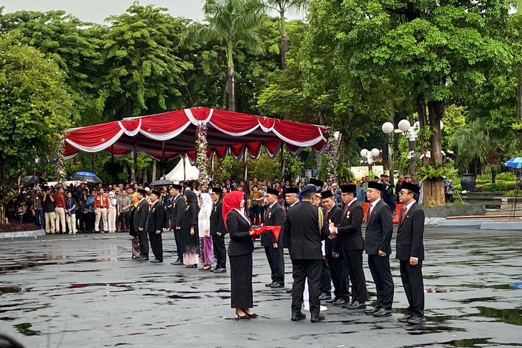 Mendagri, Tito Karnavian saat memberikan gelar ke kepala daerah di Surabaya, Kamis (25/4/2024).