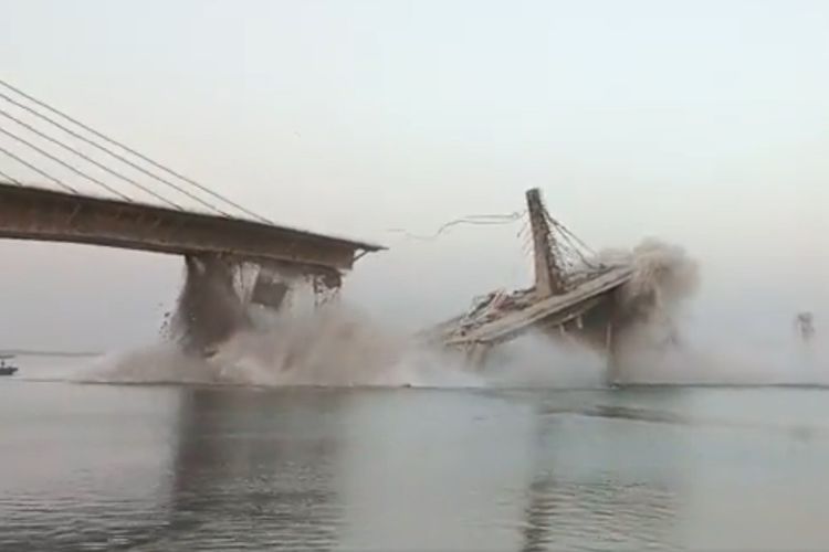 Tangkapan layar jembatan India ambruk pada Minggu (4/6/2023). Jembatan Sultanganj ini runtuh kedua kalinya saat sedang dibangun, dan viral di media sosial setelah direkam warga setempat.