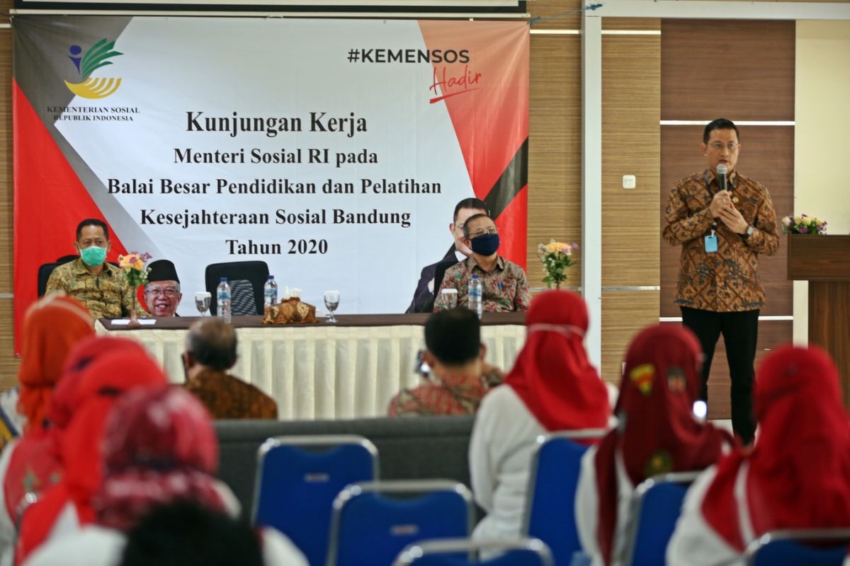 Menteri Sosial Juliari P. Batubara didampingi Kepala BP3S dan Dirjend PFM, saat memberikan arahan kepada jajaran Balai Besar Pendidikan dan Pelatihan Kesejahteraan Sosial (BBPPKS) Bandung, Jumat (29/5/2020).