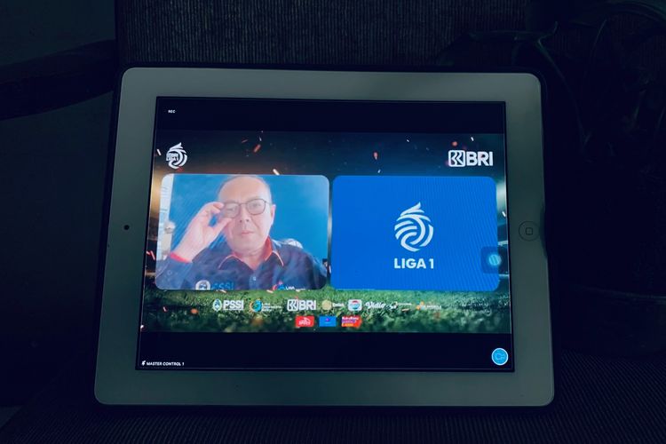 Direktur Utama, Akhmad Hadian Lukita menjelaskan makna logo Liga 1 2021/2022 saat launching title, sponsor dan official secara virtual, Kamis (12/08/2021) sore.