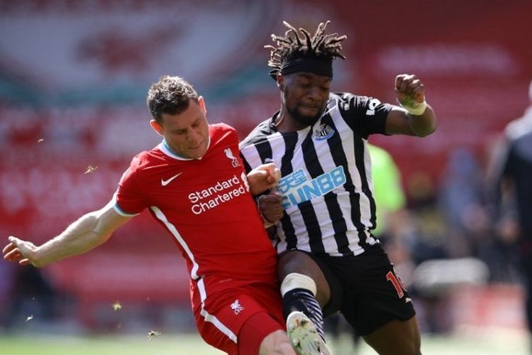 Allan Saint-Maximin berduel dengan James Milner (kiri) pada laga pekan ke-33 Liga Inggris yang mempertemukan Liverpool vs Newcastle United di Stadion Anfield, Sabtu (24/4/2021).