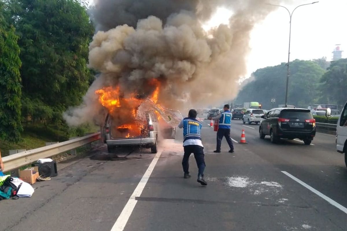 Satu unit mobil merek Peugeot dengan nomor polisi B 1932 PGZ terbakar akibat mengalami korsleting listrik dari mesin mobil pada Kamis (31/3/2022) sekitar pukul 07.20 WIB.