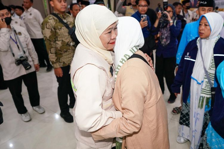 Khofifah Sambut Kloter Pertama Haji Debarkasi Surabaya, Soroti 
