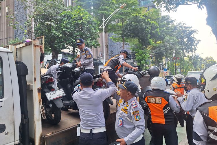 Parkir Liar Bikin Resah, 14 Motor di Melawai Jaksel Diangkut Dishub 