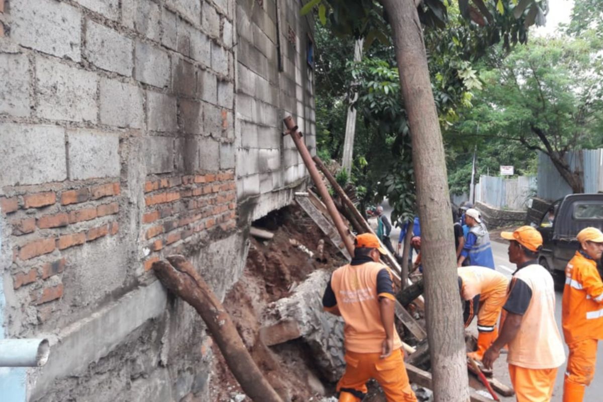 Diduga akibat hujan deras, fondasi sebuah rumah di Cipayung, Jakarta Timur, ambles, Kamis (24/1/2019) malam. Foto diabil Jumat. 