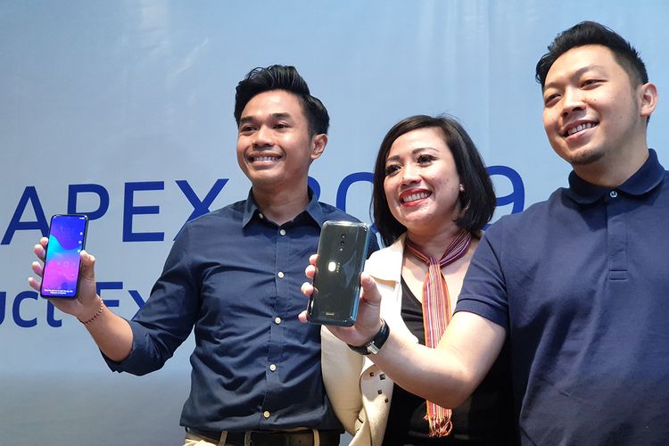 Dari kiri ke kanan: Product Manager PT Vivo Mobile Indonesia Hadie Mandala, PR Manager PT Vivo Mobile Indonesia Tyas K. Rarasmurti, dan Senior Product Manager PT Vivo Mobile Indonesia Yoga Samiaji dalam acara perkenalan Vivo Apex 2019 di Jakarta, Jumat (26/4/2019).
