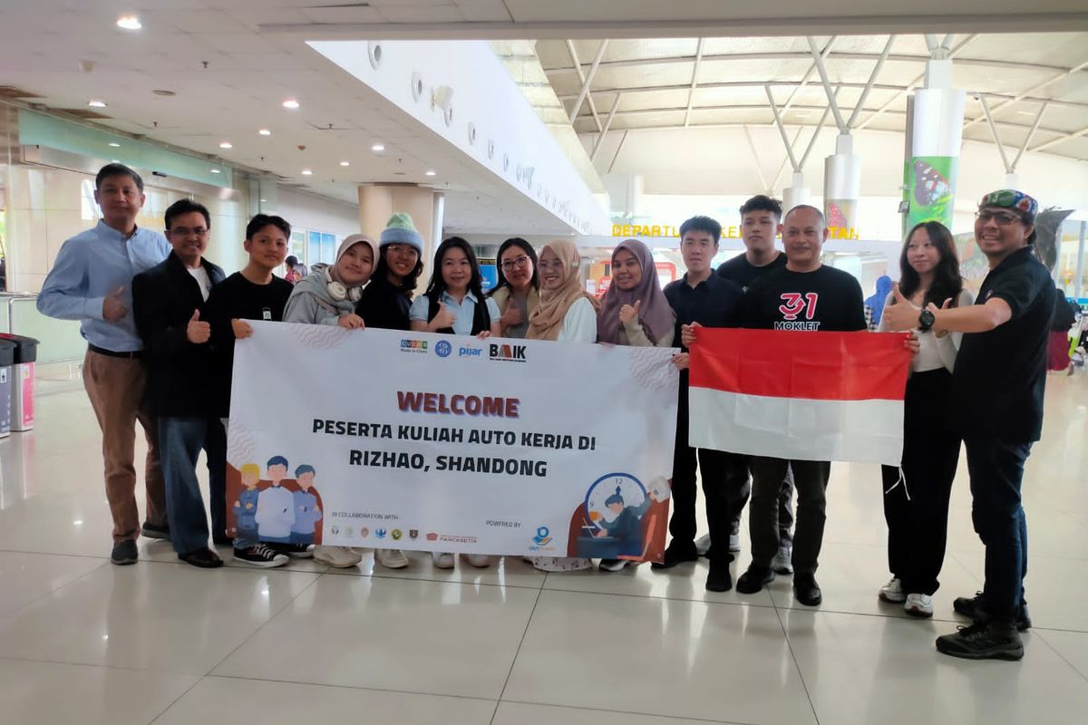 Para penerima beasiswa Berpijar dari PT Telkom Indonesia (Telkom) bersama Yayasan Bina Anak Indonesia Kompeten (BAIK). Mereka akan belajar e-commerce di China. 