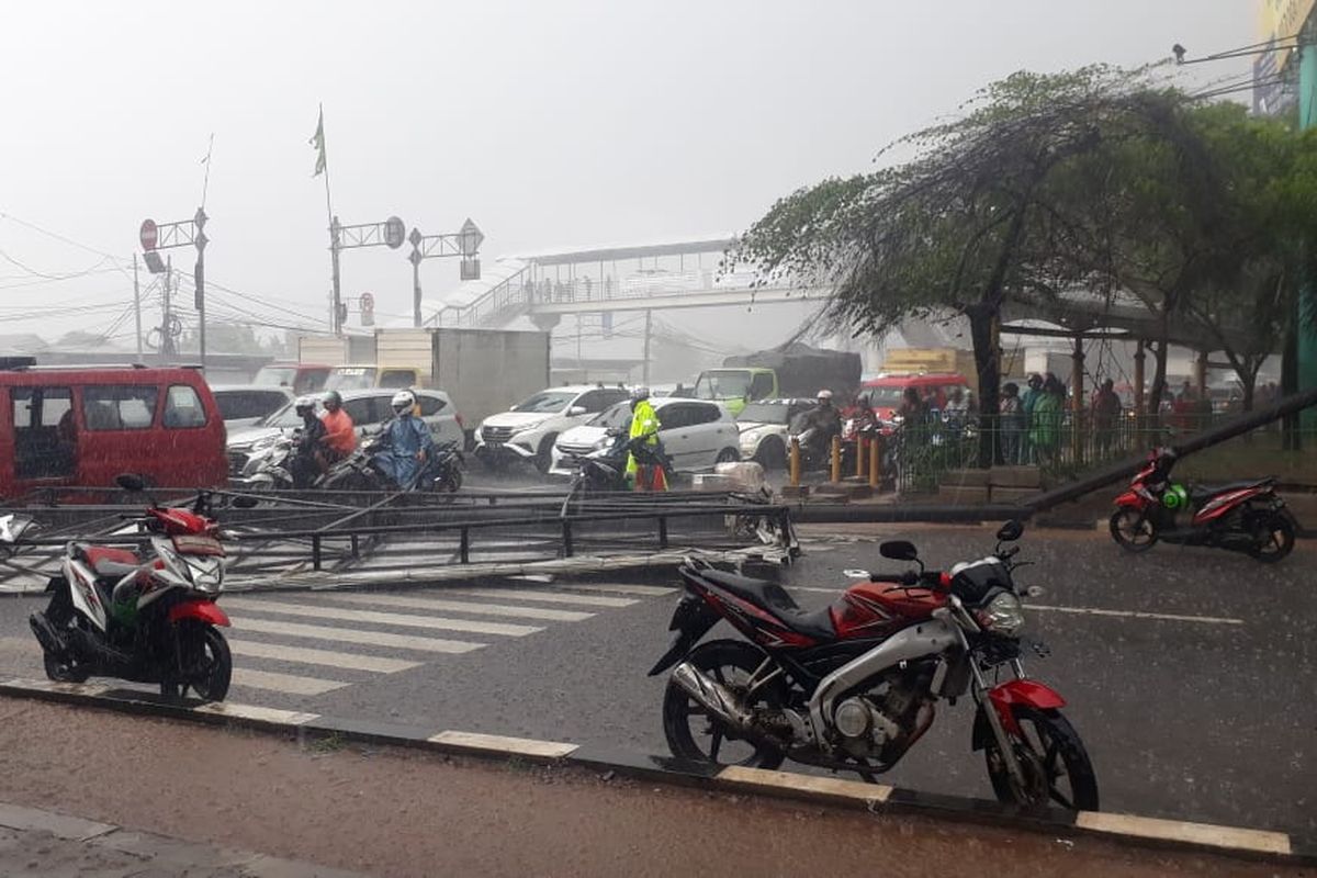 Papan reklame di Cengkareng yang roboh akibat hujan deras pada Sabtu (28/12/2019) siang