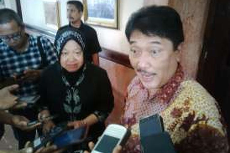 Koordinator Tim Korsub Pencegahan KPK, Adlinsyah Nasution, bersama walikota Risma