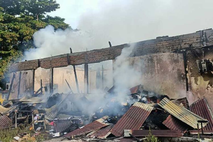 Kantor Dinas Pendidikan dan Kebudayaan Kabupaten Buru, Maluku hangus terbakar, Minggu sore (15/5/2022)