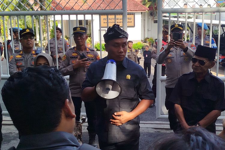 Menangis Usai Kasus Pesta Narkoba Anggotanya, Ketua BK DPRD Banyuwangi: Saya Gagal