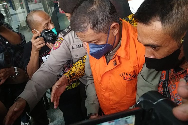 Eks Wali Kota Yogyakarta Haryati Suyudi menggunakan rompi tahanan KPK di Gedung Merah Putih KPK, Jakarta, pada Jumat (3/6/2022). 