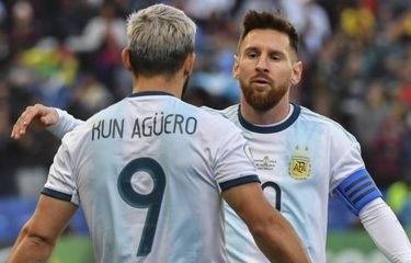 Sergio Aguero dan Lionel Messi melakukan selebrasi pada pertandingan Argentina vs Chile di ajang Copa America 2019 yang digelar di Stadion Corinthians Arena, 6 Juli 2019.