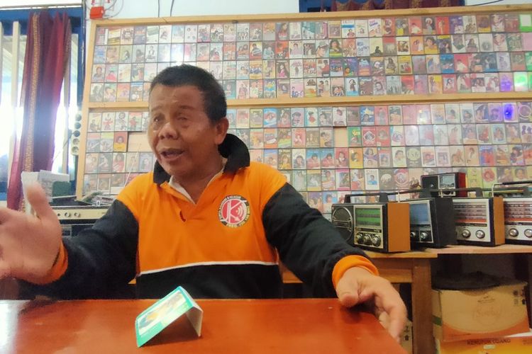 Ngadiwon alias Mbah Wondo sudah berumur 63 tahun, hidup di rumah sederhana pada Padukuhan Dayakan, Kalurahan Pengasih, Kapanewon Pengasih , Kabupaten Kulon Progo, Daerah Istimewa Yogyakarta. Ratusan kaset pita mayoritas genre dangdut era 1970-an.