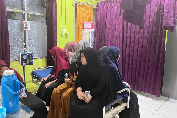 Santri alami dugaan keracunan setelah menyantap MBG dirawat di Puskesmas Brang Rea 