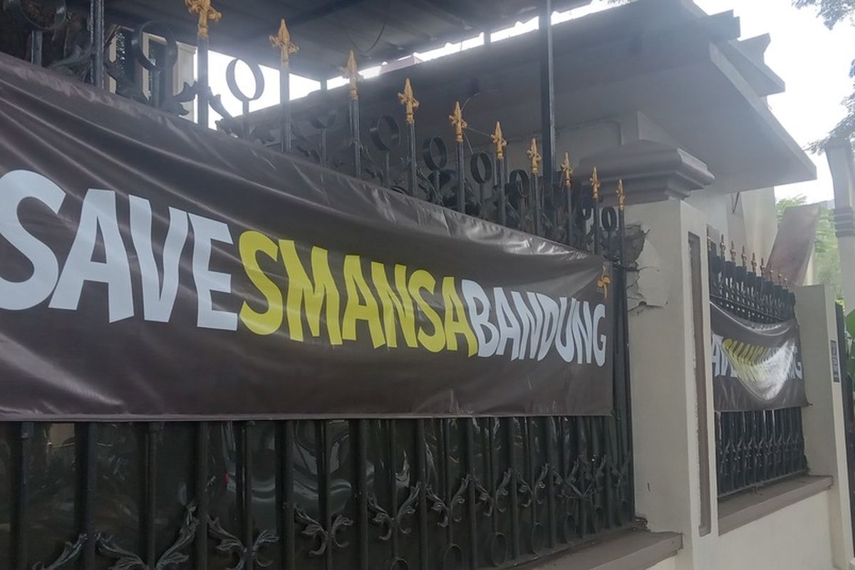 Poster hingga spanduk perlawanan siswa SMAN 1 Bandung terkait putusan PTUN yang mengabulkan gugatan PLK atas sengketa lahan SMAN 1 Bandung.
