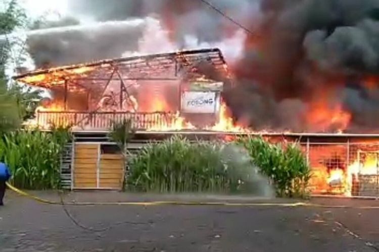 Warung kopi dan tempat makan milik mantan Wali Kota Manado Harley Mangindaan di Jalan Pumorow, Manado, terbakar pada Minggu (21/3/2021)