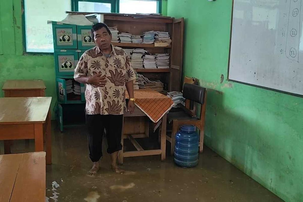 Taryono, Guru Agama SDN 1 Bayalangu Kidul Kecamatan Gegesik Kabupaten Cirebon mengelus dada saat menceritakan banjir yang tak kunjung selesai kepada Kompas.com Jumat (17/1/2025) siang. Dia mengeluh dan merasa malu terhadap para murid.
