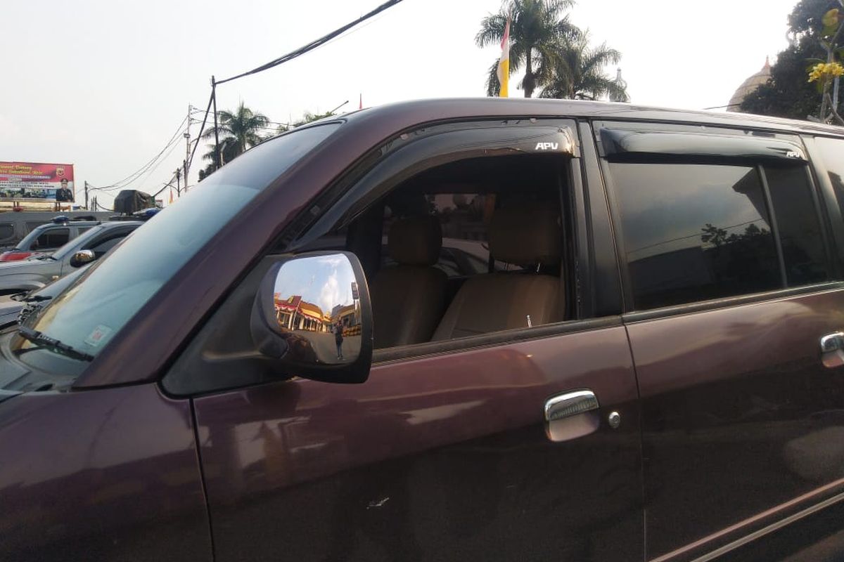 Mobil Suzuki APV yang menjadi korban pencurian pecah kaca di parkir di halaman Polres Sukabumi Kota, Rabu (3/7/2019).