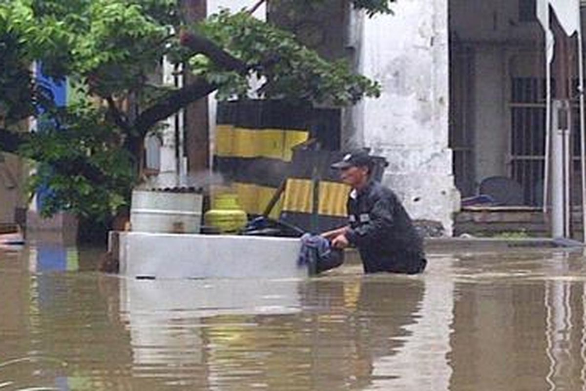 Ilustrasi: Jalan jadi sungai baru. Air di jalan sama tingginya dengan air di jalanan Kota Tua, Kamis (17/1/2013)