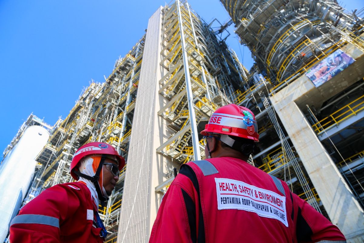 Pekerja Health, Safety, Security and Environment (HSSE) Pertamina menjaga proses pembangunan Refinery Development Masterplan (RDMP) Kilang Pertamina, RDMP menjadi salah satu program dengan serapan TKDN