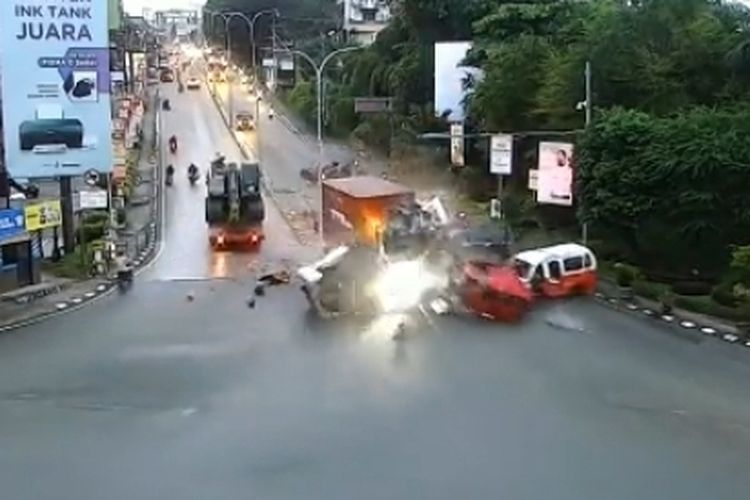 Tangkapan layar rekaman CCTV saat kecelakaan beruntun di di turunan simpang Muara Rapak, Balikpapan, Jumat (21/1/2022) pagi sekitar pukul 06.15 Wita. 