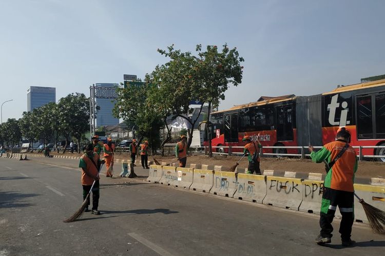 Petugas PPSU bersih-bersih sampah demo buruh di Jalan Gatot Subroto, Jakarta Pusat, Rabu (2/10/2019).